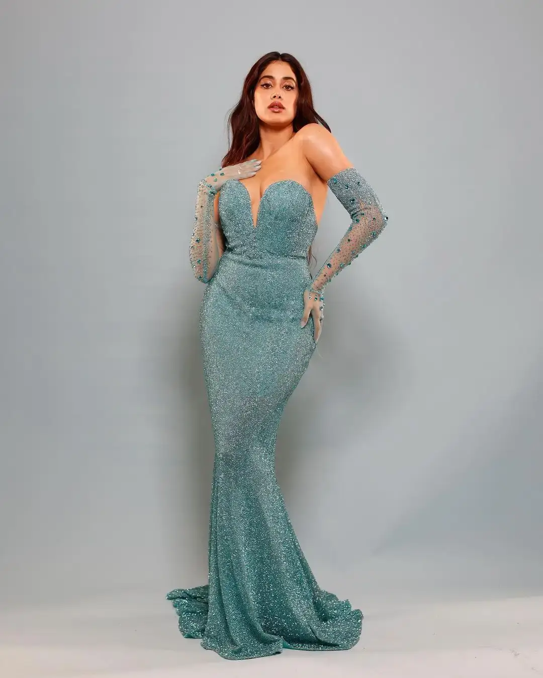JANHVI KAPOOR STUNNING LOOKS IN LONG BLUE GOWN 9